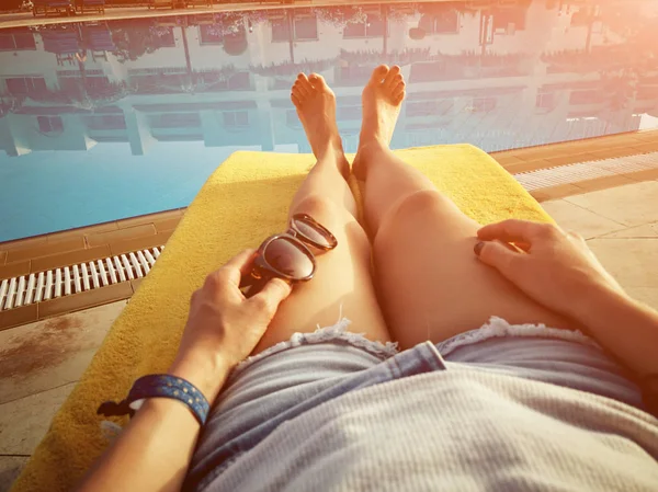 Sommerurlaub in der Nähe des Schwimmbades genießen. — Stockfoto