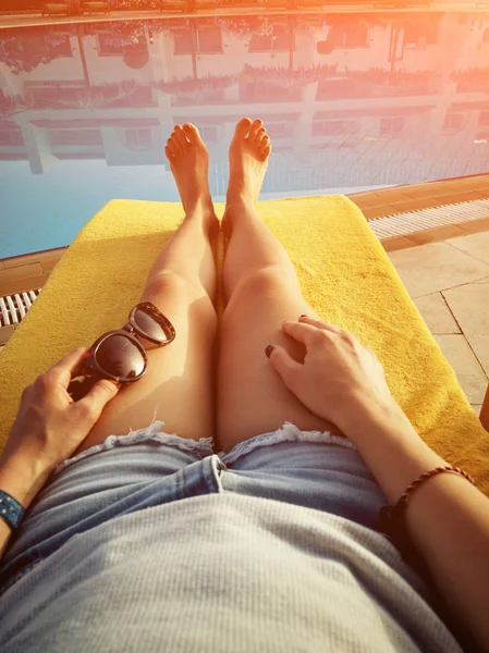 Desfrutando de férias de verão perto da piscina . — Fotografia de Stock