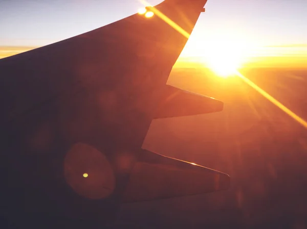 Sonnenaufgang / Sonnenuntergang von einem Flugzeugsitz aus. — Stockfoto