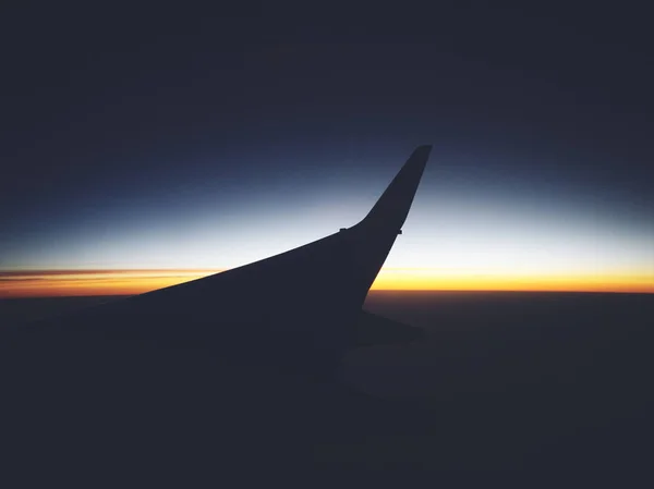 Morgon/kvällstid från en flygplansstol. — Stockfoto
