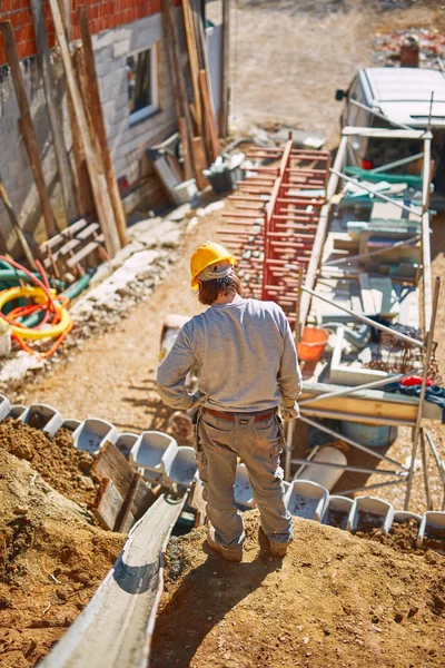 Travailleur de la construction sur un chantier lourd qui travaille dur . — Photo