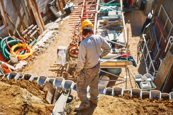 Travailleur de la construction sur un chantier lourd qui travaille dur . — Photo