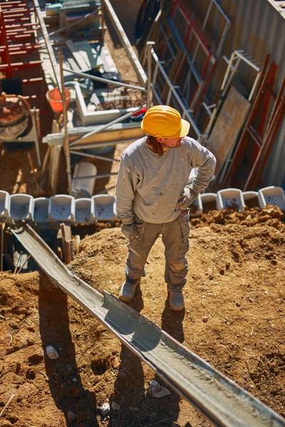 Travailleur de la construction sur un chantier lourd qui travaille dur . — Photo