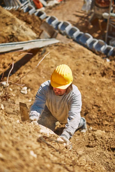 Trabajador de la construcción en un sitio pesado haciendo trabajo duro . — Foto de Stock