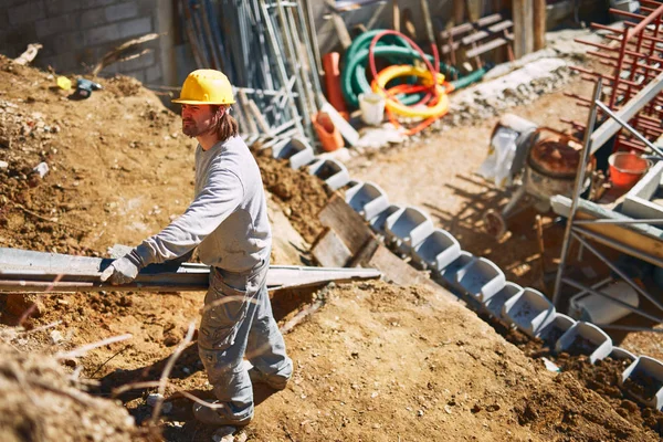 Trabalhador da construção em um local pesado fazendo trabalho duro . — Fotografia de Stock