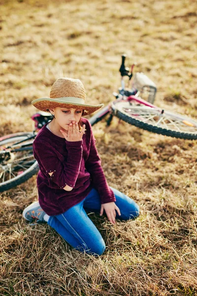 Linda niña de diez años con bicicleta en el campo prado — Foto de Stock