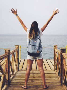 Bir tropik / okyanus sahne üzerinde kollar geniş açık ile.