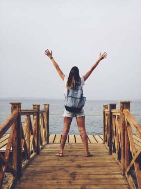 Bir tropik / okyanus sahne üzerinde kollar geniş açık ile.