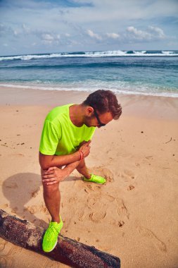 Tropikal kumlu plajda uzanan Sportsman.