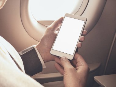 Uçağın içinde Smartphone kullanan adam.