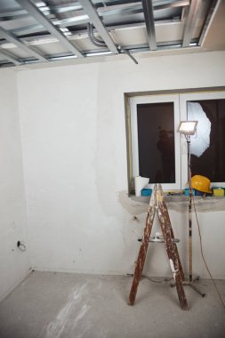 Oda içinde çeşitli araçlar ile ev / ev yenileme.