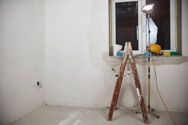 Oda içinde çeşitli araçlar ile ev / ev yenileme.