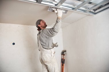Evin içinde alçı duvarları sıva işçi.