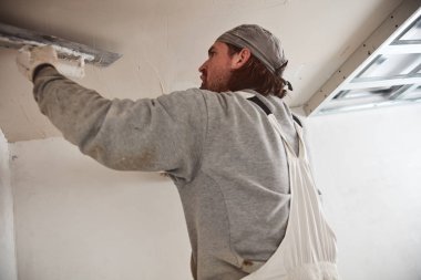 Evin içinde alçı duvarları sıva işçi.