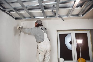 Evin içinde alçı duvarları sıva işçi.