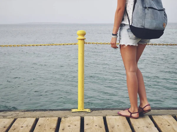 木製の桟橋の海/海の近くに独身女性. — ストック写真
