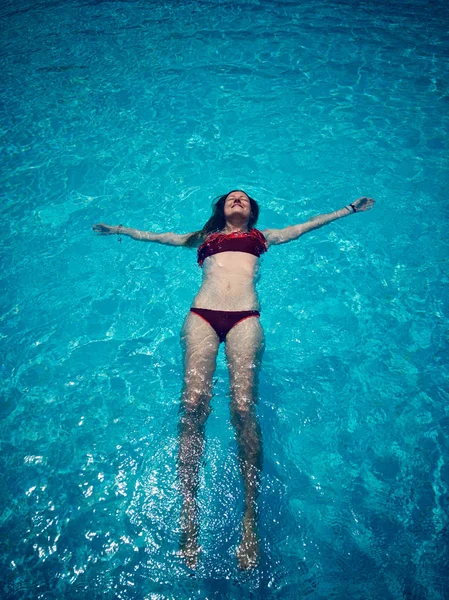 Hora de nadar en la piscina . — Foto de Stock