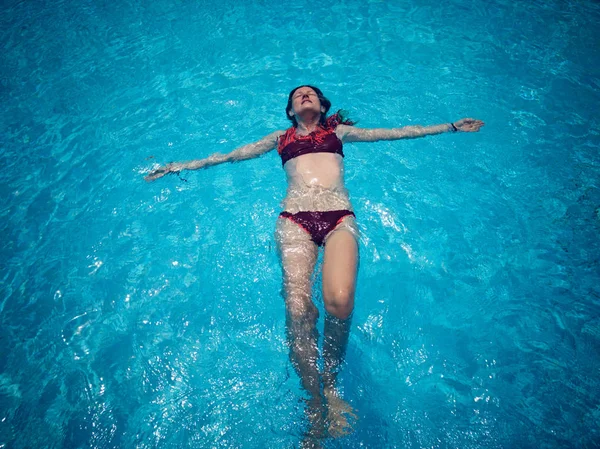 Dags för sommar simning i poolen. — Stockfoto