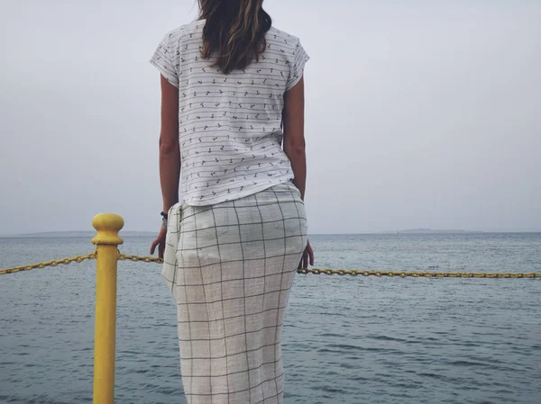 Yalnız kadın bir deniz / okyanus kıyısında ayakta. — Stok fotoğraf