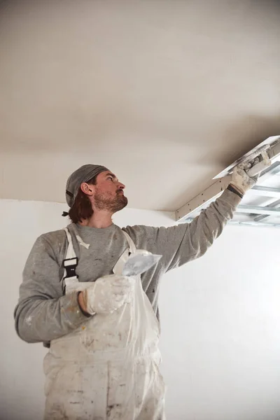 Workman plastering gypsum walls inside the house. — Stock Photo, Image