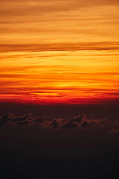 Lever / coucher de soleil sur les nuages et l'horizon dans des couleurs dorées . — Photo