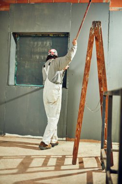 Boya fırçası ile boyama duvarları.