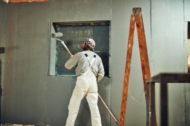 Boya fırçası ile boyama duvarları.