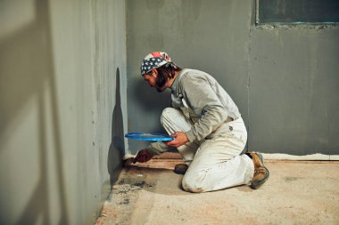 Boya fırçası ile boyama duvarları.