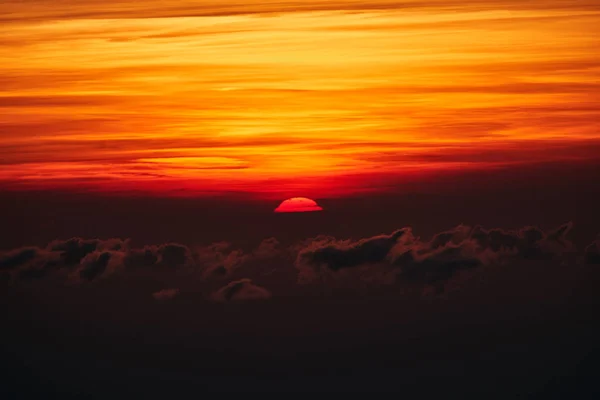 黄金色の雲と地平線の上の日の出/日没. — ストック写真