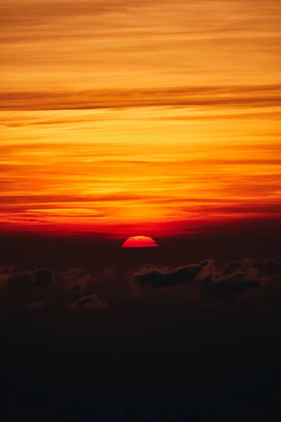 Lever / coucher de soleil sur les nuages et l'horizon dans des couleurs dorées . — Photo