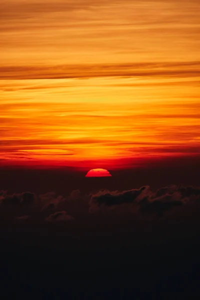 Wschód/zachód słońca nad chmurami i horyzontem w złotych kolorach. — Zdjęcie stockowe