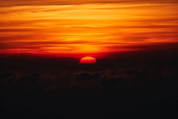 Sonnenaufgang / Sonnenuntergang über Wolken und Horizont in goldenen Farben. — Stockfoto