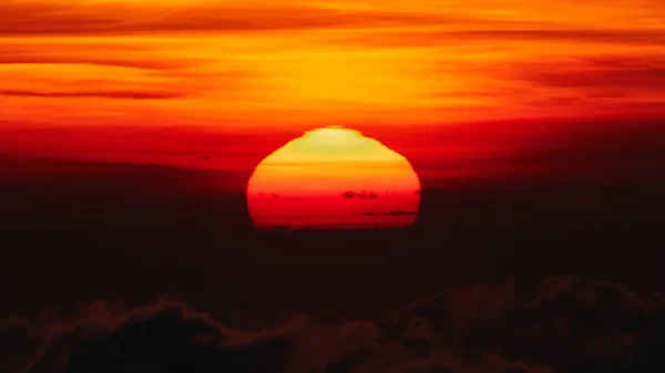 Salida / puesta del sol sobre las nubes y el horizonte en colores dorados . — Foto de Stock