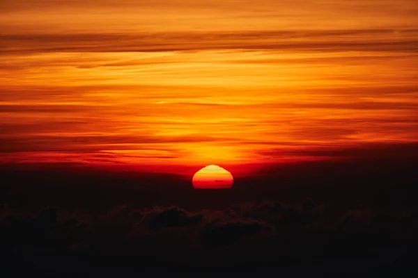 Salida / puesta del sol sobre las nubes y el horizonte en colores dorados . —  Fotos de Stock