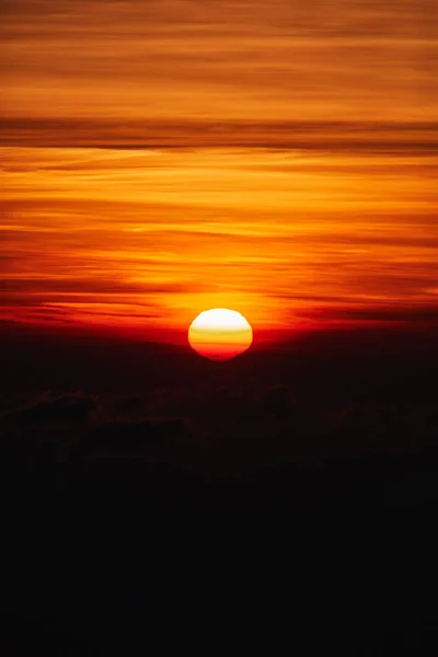 Nascer do sol / pôr do sol sobre as nuvens e horizonte em cores douradas . — Fotografia de Stock