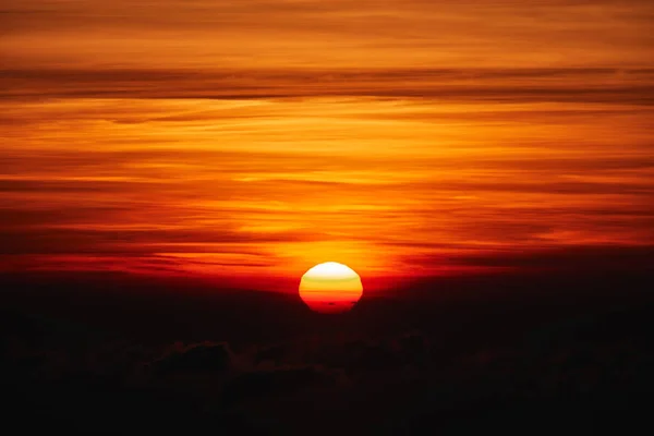 Sonnenaufgang / Sonnenuntergang über Wolken und Horizont in goldenen Farben. — Stockfoto