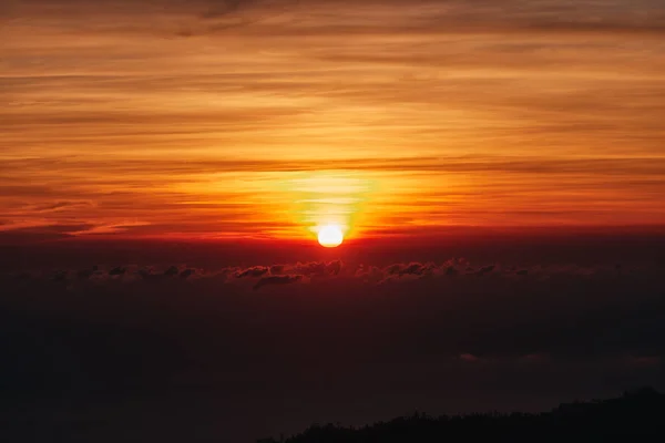 Salida / puesta del sol sobre las nubes y el horizonte en colores dorados . —  Fotos de Stock