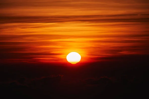 日出/日落在云和地平线在金色的. — 图库照片