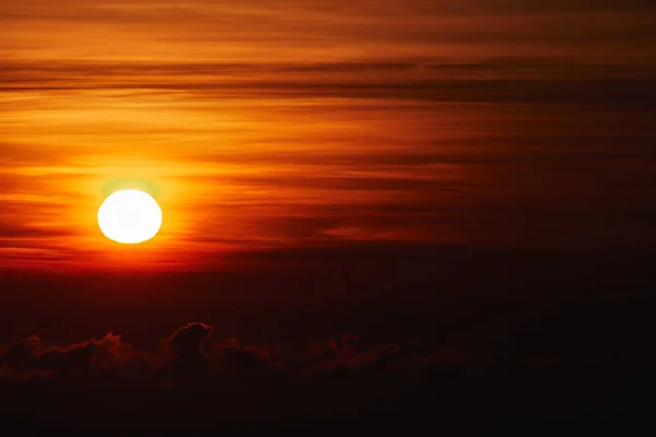 Salida / puesta del sol sobre las nubes y el horizonte en colores dorados . —  Fotos de Stock