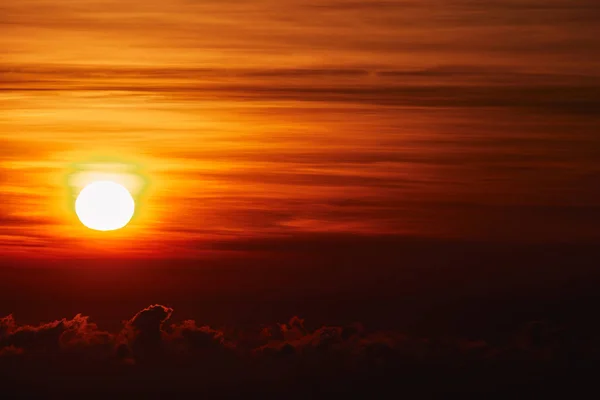Lever / coucher de soleil sur les nuages et l'horizon dans des couleurs dorées . — Photo