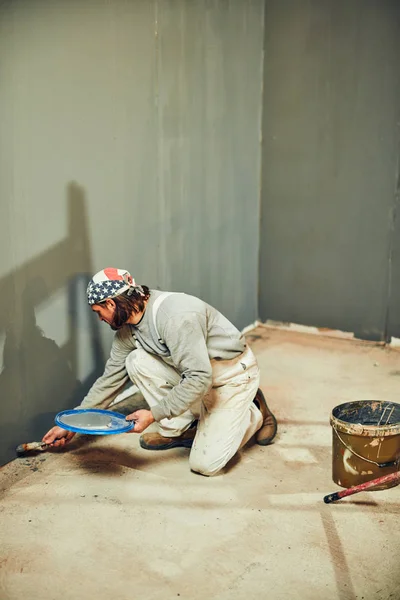 Pintor pintando paredes con un pincel . — Foto de Stock
