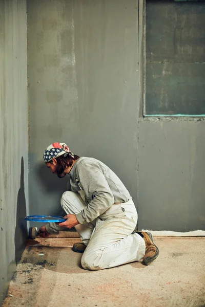 Pintor pintando paredes con un pincel . — Foto de Stock