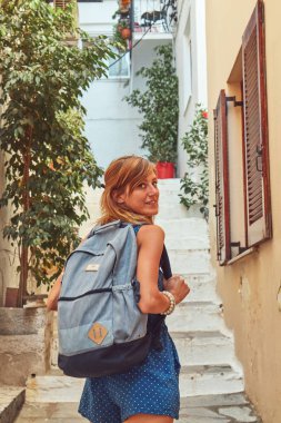 Kadın turist yeni keşfedilmiş sokaklarda yürümekten zevk alıyor.