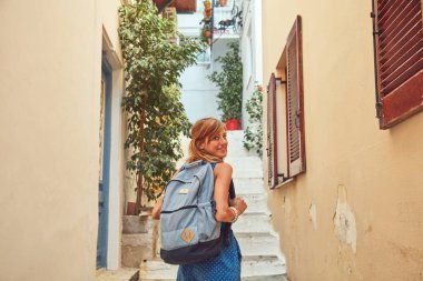 Kadın turist yeni keşfedilmiş sokaklarda yürümekten zevk alıyor.