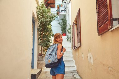 Kadın turist yeni keşfedilmiş sokaklarda yürümekten zevk alıyor.