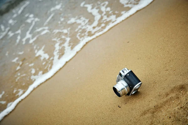 Bir plajda kuma retro kamera. — Stok fotoğraf