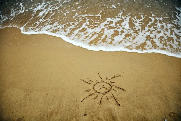 Triste symbole du soleil dans le sable - l'été est terminé . — Photo