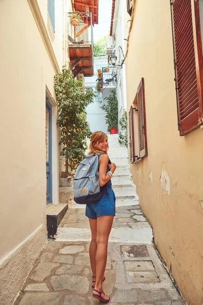 Kadın turist yeni keşfedilmiş sokaklarda yürümekten zevk alıyor. — Stok fotoğraf