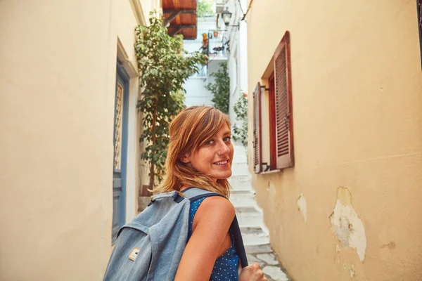 Γυναίκα τουρίστρια απολαμβάνει περπάτημα σε νέους δρόμους που ανακαλύφθηκαν. — Φωτογραφία Αρχείου