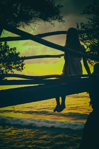 Silhouette di una donna al tramonto / alba con sce tropicale — Foto Stock
